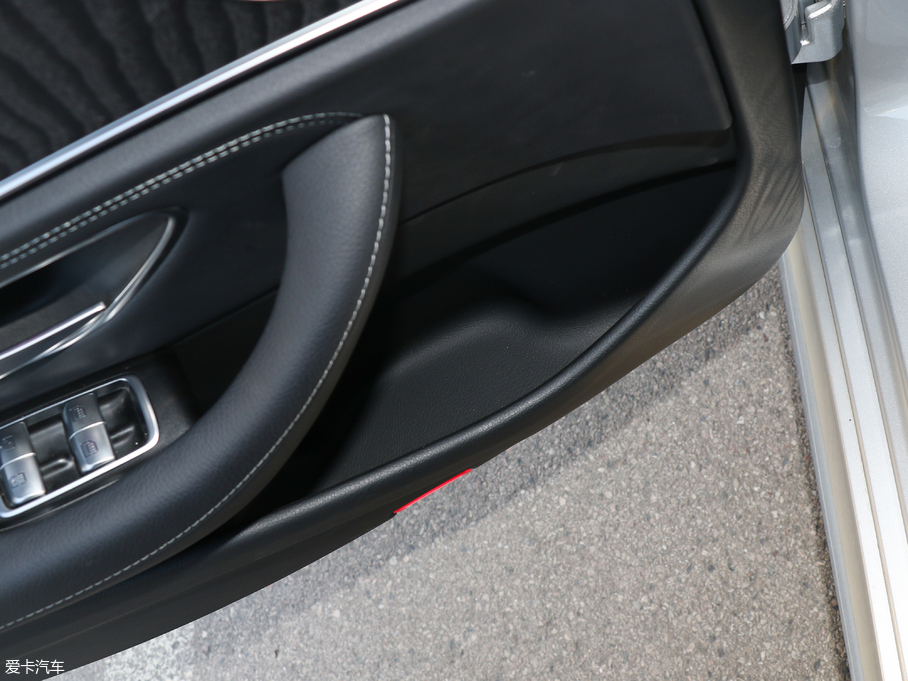 2018��YE�� E 300L �\�Ӻ��A��