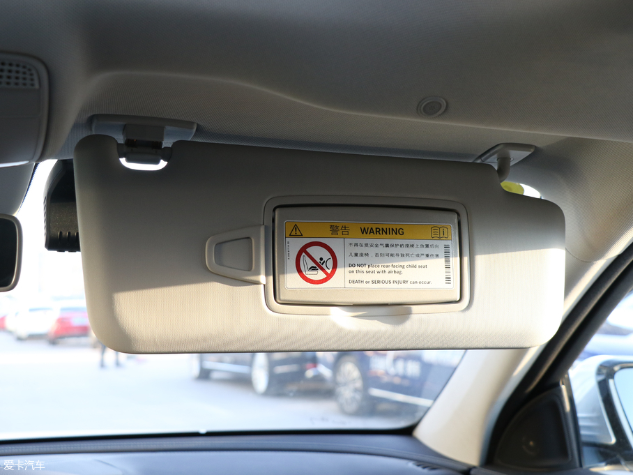 2018��YE�� E 300L �\�Ӻ��A��