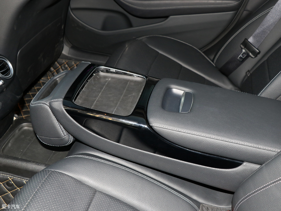 2018��YE�� E 300L �\�Ӻ��A��