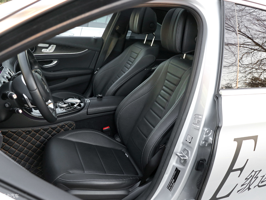 2018��YE�� E 300L �\�Ӻ��A��