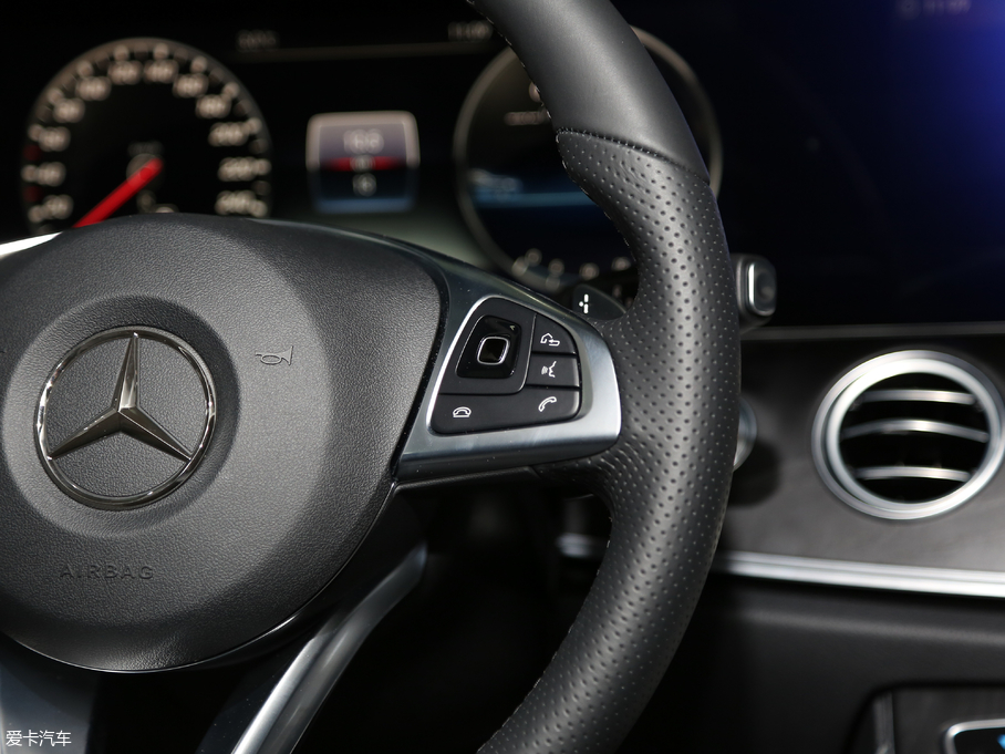 2018��YE�� E 300L �\�ӕr����