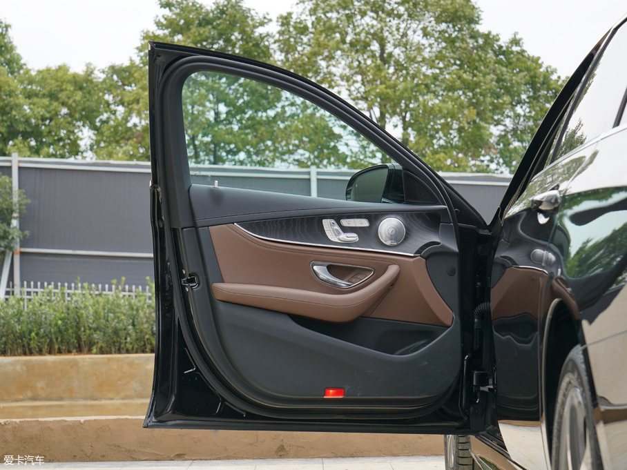 2018��YE�� E 200L 4MATIC �\����