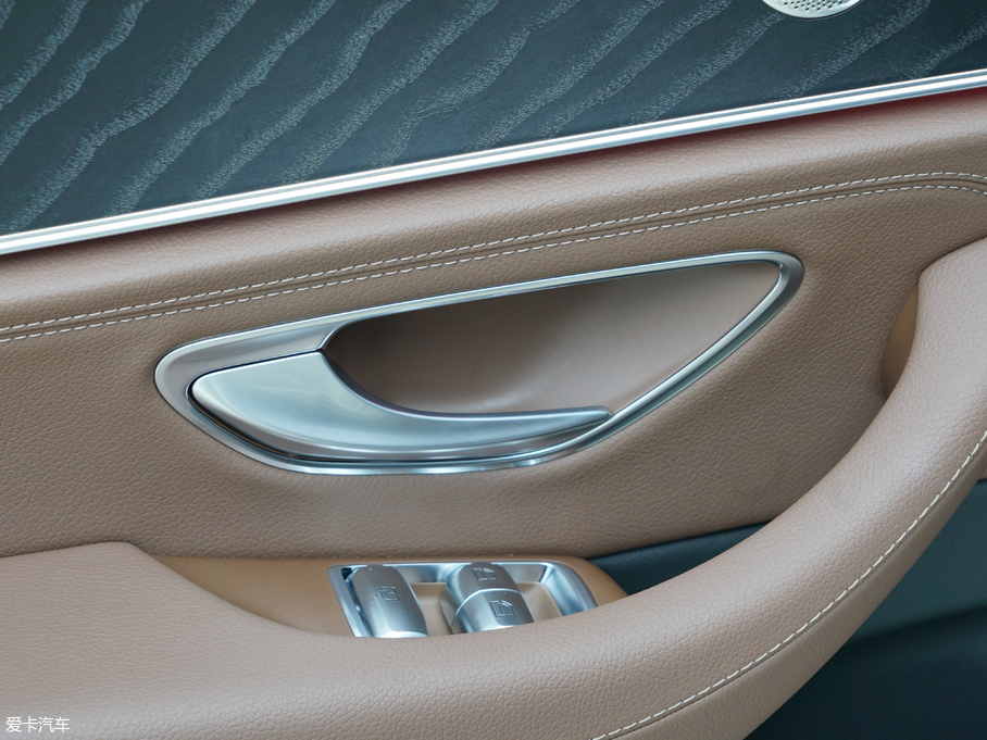 2018��YE�� E 200L 4MATIC �\����