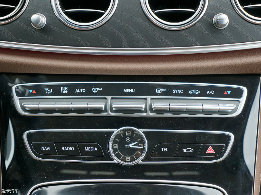 2018��YE�� E 200L 4MATIC �\����