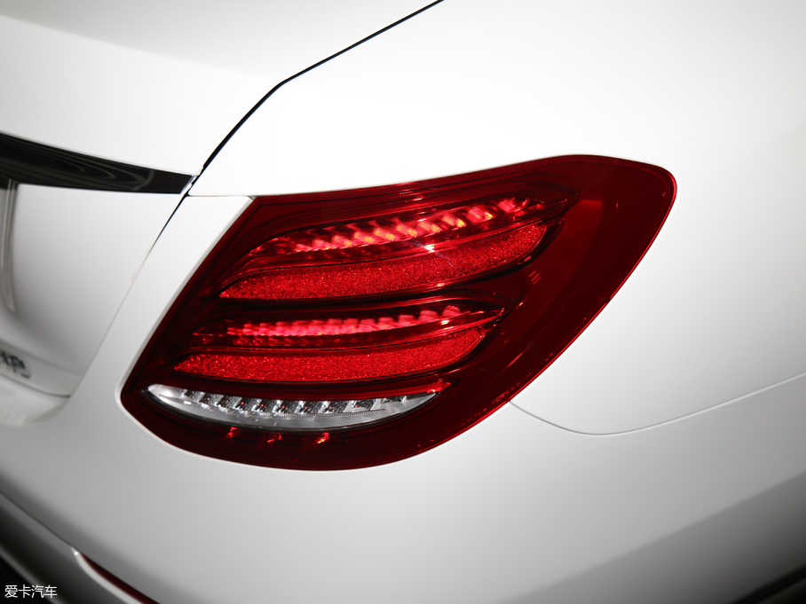 2018YE Ŀ E 300 L A