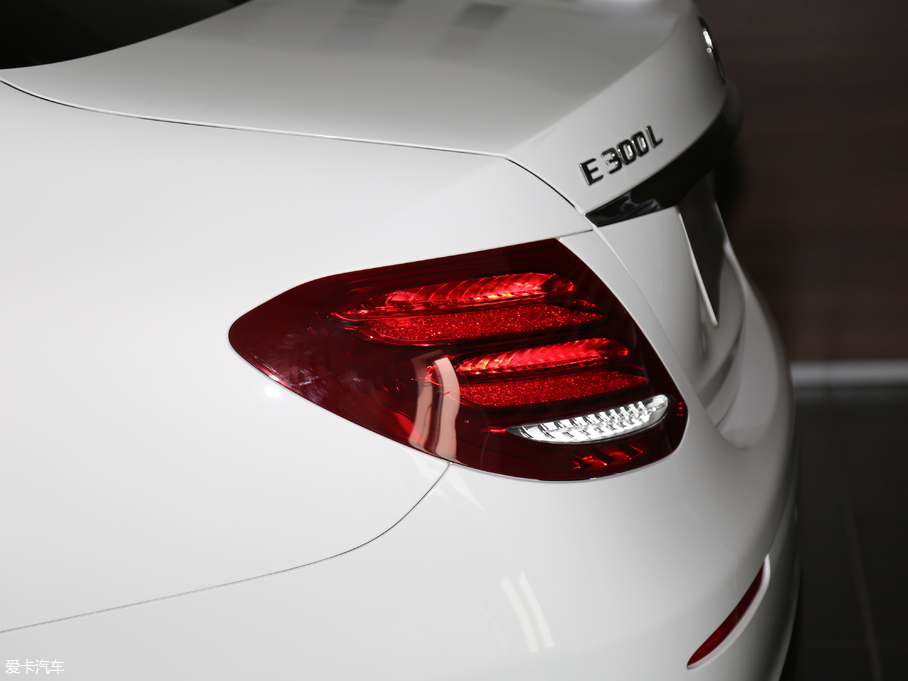 2018YE Ŀ E 300 L A