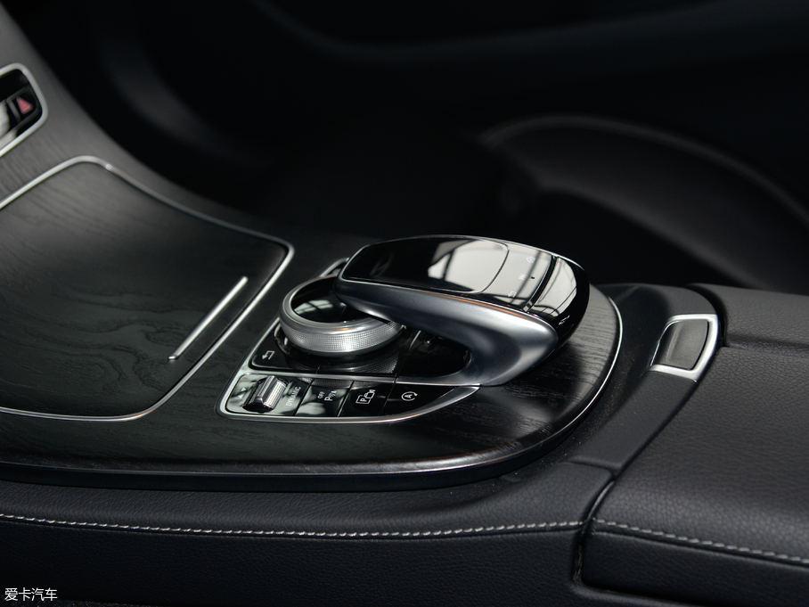 2018��YE�� E 200L �\����