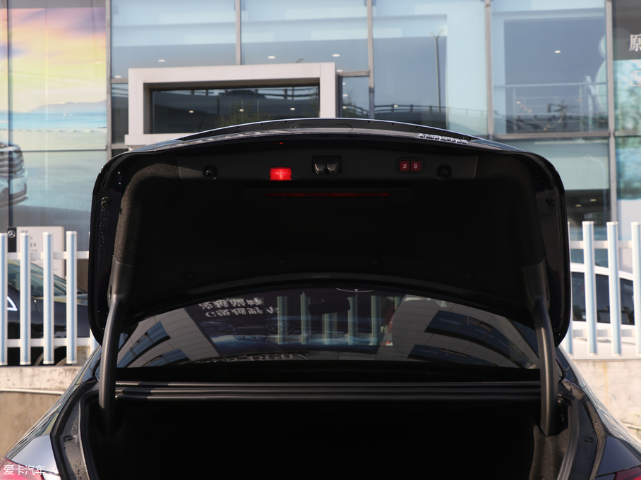 2018YE Ŀ E 300 L A