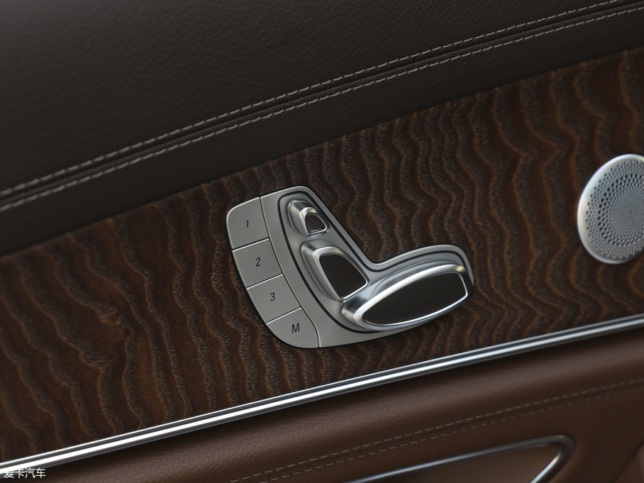 2018YE Ŀ E 300 L A