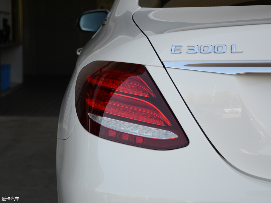 2018YE Ŀ E 300 L \ӺA