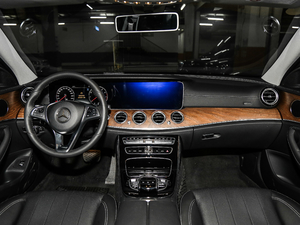 2018款E 300L 时尚型 内饰全景