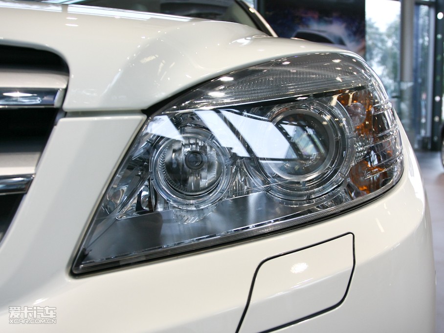 2010��YC�� C 300 �\�Ӱ�