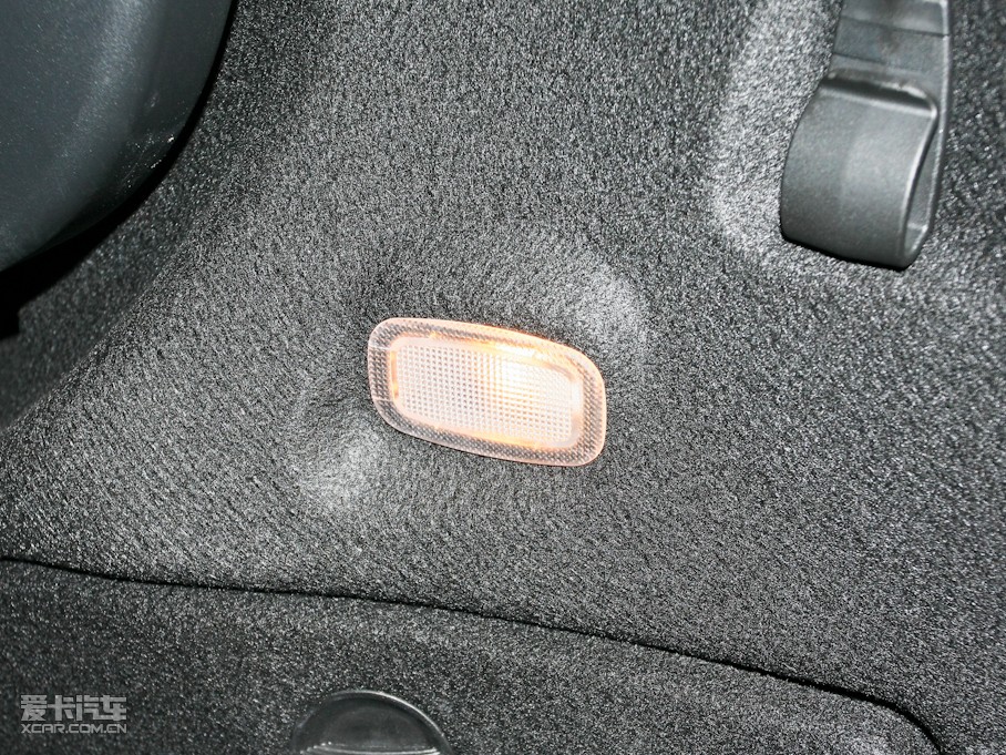 2010��YC�� C 300 �\�Ӱ�