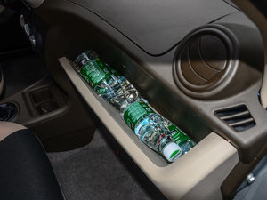 2013款1.0L 手动舒适版 空间座椅