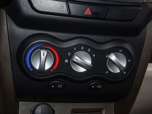 2013款1.0L 手动舒适版 空调调节