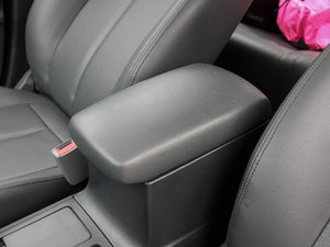 2013款1.6L 自动尊贵版 中央扶手箱