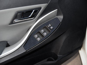2014款新视界版 1.5L 手动豪华型 主驾车窗控制区	