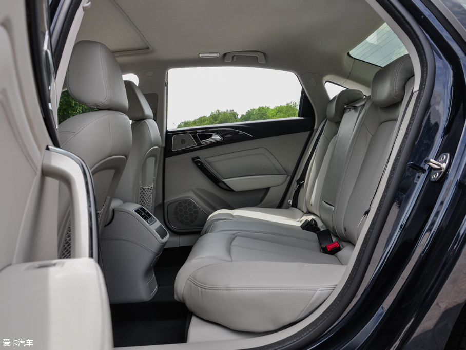 2016̩Z700 1.8T ԄӺA