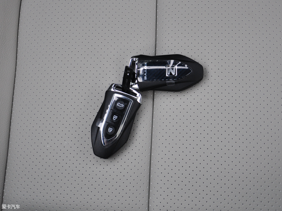 2016̩Z700 1.8T ԄӺA