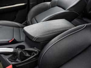 2015款1.5T 手动豪华型 中央扶手箱