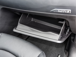 2015款1.5T 手动豪华型 手套箱