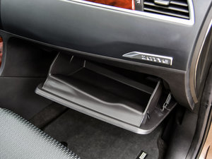 2015款1.5T 手动精英型 手套箱