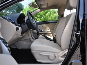 2016款1.5L 手动精英型 前排空间