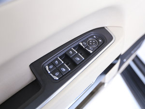 2017款2.0T 双离合旗舰型 主驾车窗控制区	