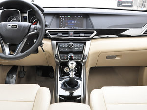2017款升级版 1.5T 手动豪华型 7座 中控台
