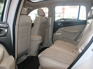 2017款升级版 1.5T CVT地主型 后排空间