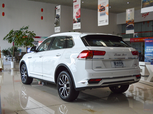 2017款1.8T DCT尊贵型 左后45度