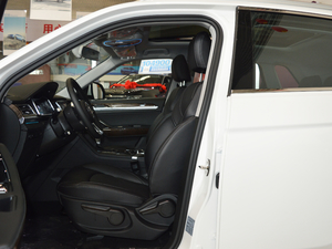 2017款1.8T DCT尊贵型 前排空间