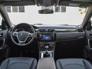 2017款1.5T 手动豪华贺岁版 内饰全景