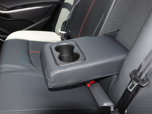 2017款1.5L 手动尊享型 后排中央扶手