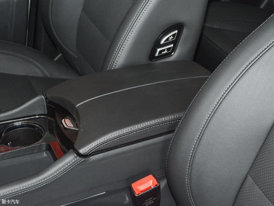 2017�̩T600 Coupe 1.8T  DCT���F��