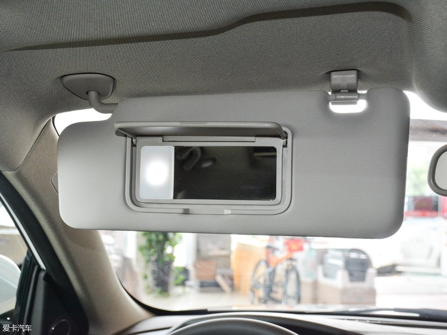 2017�̩T600 Coupe 1.8T  DCT���F��