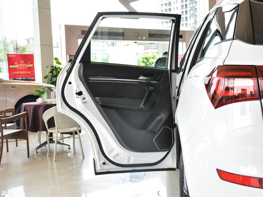 2017�̩T600 Coupe 1.8T  DCT���F��