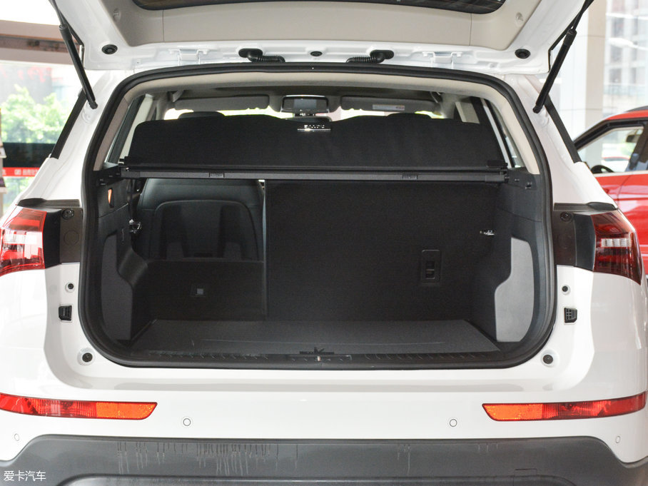 2017�̩T600 Coupe 1.8T  DCT���F��