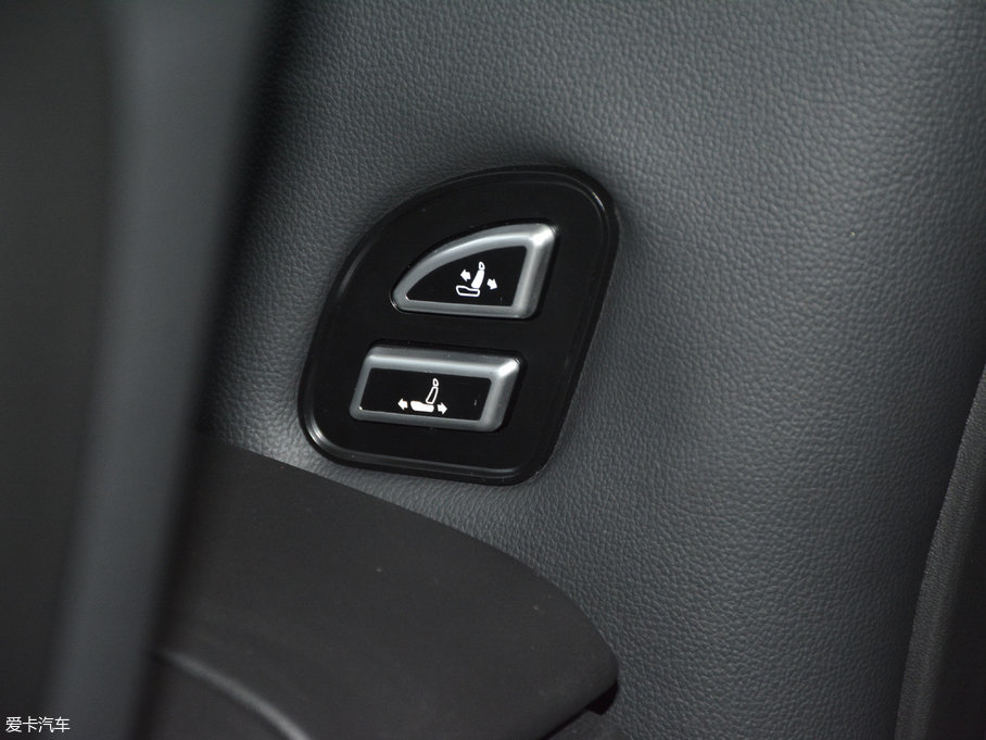 2017�̩T600 Coupe 1.8T  DCT���F��