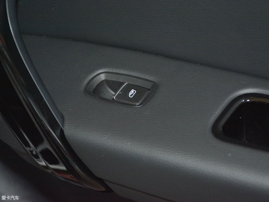 2017�̩T600 Coupe 1.8T  DCT���F��