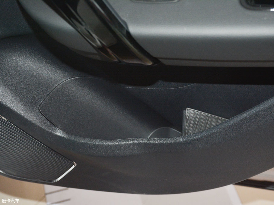 2017�̩T600 Coupe 1.8T  DCT���F��