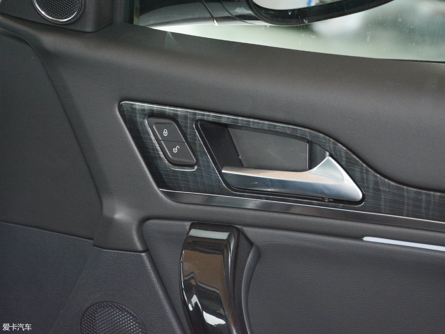 2017�̩T600 Coupe 1.8T  DCT���F��