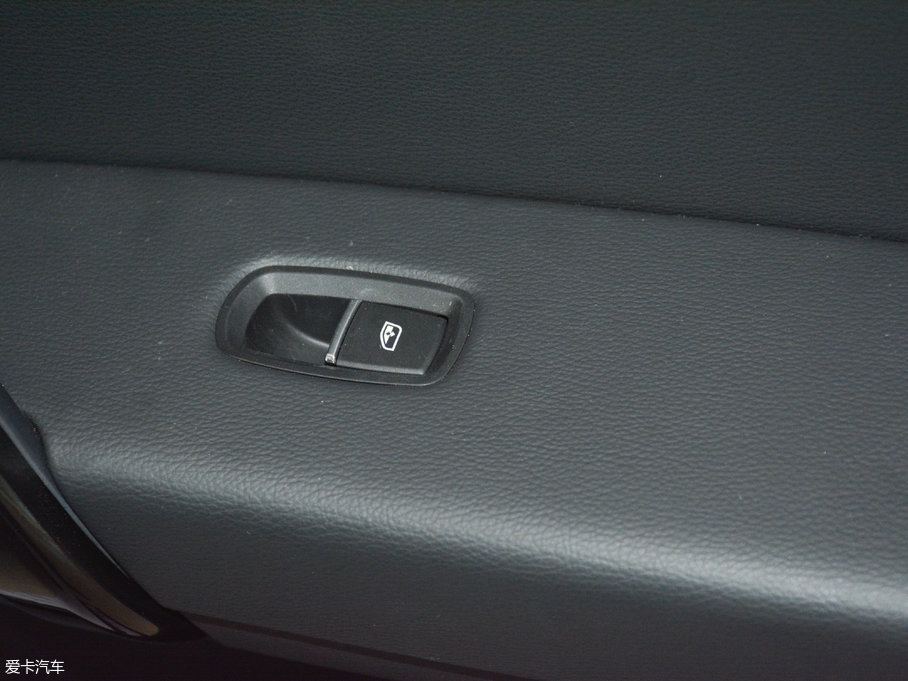 2017�̩T600 Coupe 1.8T  DCT���F��