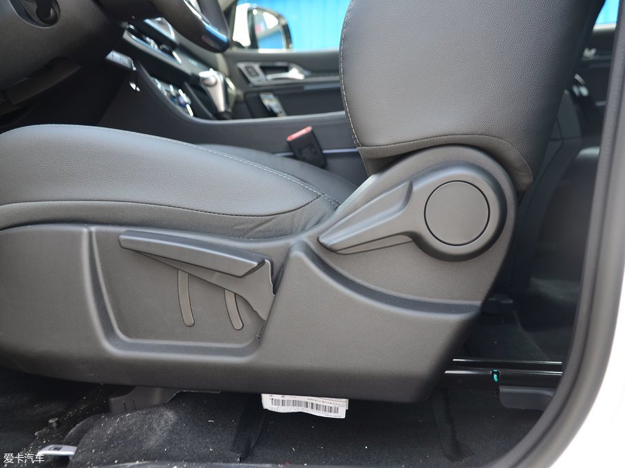 2017�̩T600 Coupe 1.5T  �ԄӺ��A��