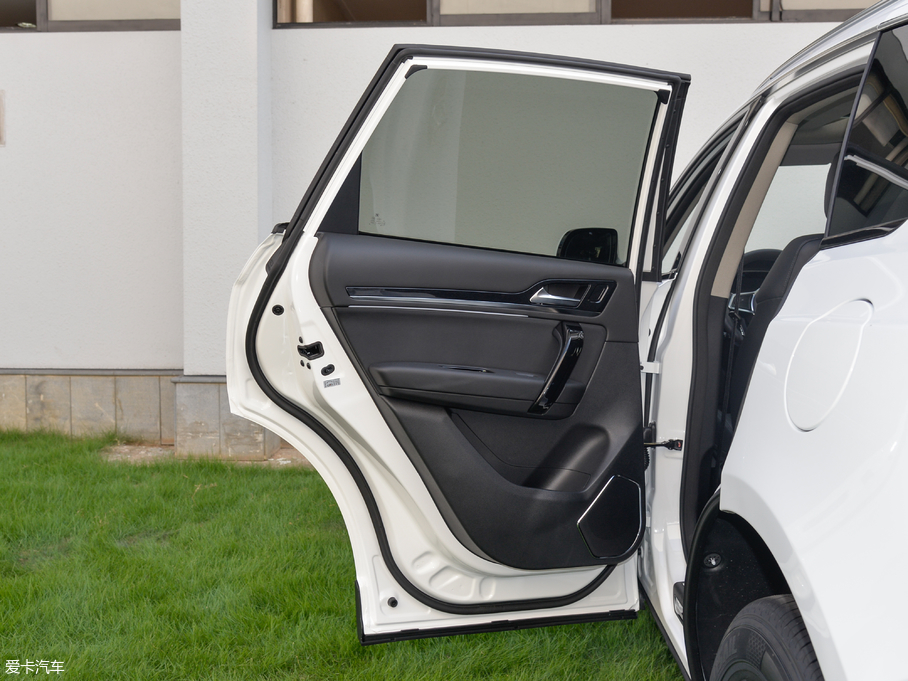 2017�̩T600 Coupe 1.8T  DCT���A��