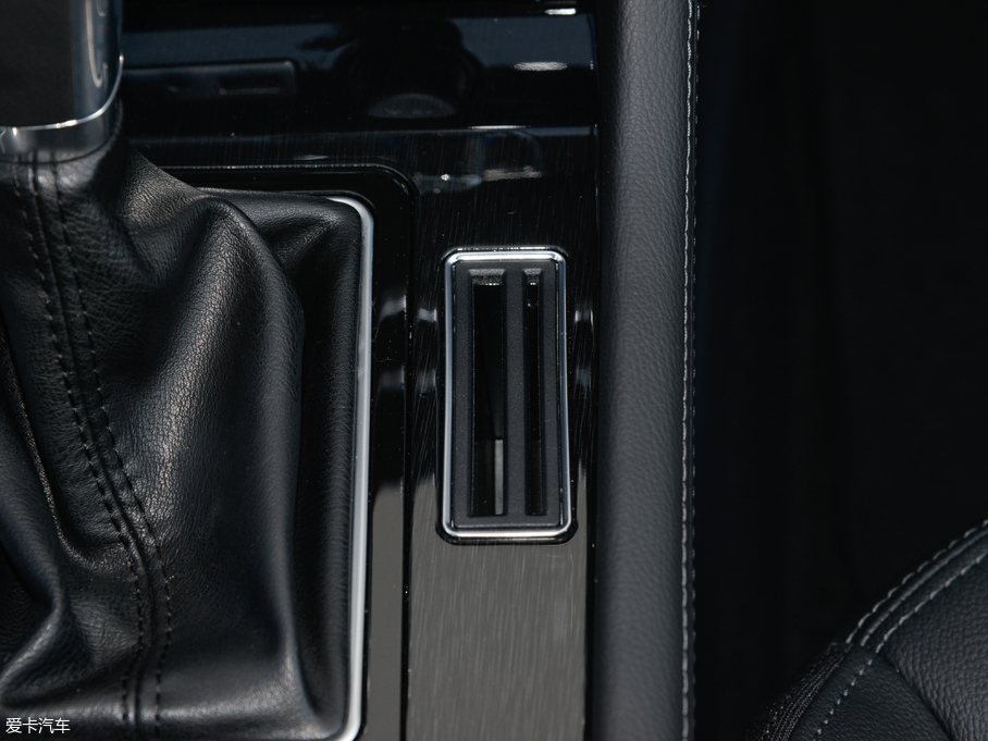 2017�̩T600 Coupe 1.8T  DCT���A��