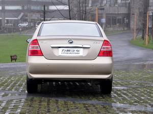 2010款1.6L CVT精钻型 正后	