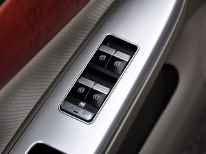 2010款1.6L CVT精钻型 主驾车窗控制区	