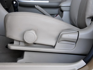 2010款1.6L CVT精钻型 主驾驶座椅调节