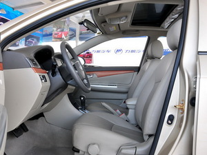 2010款1.6L CVT精钻型 前排空间